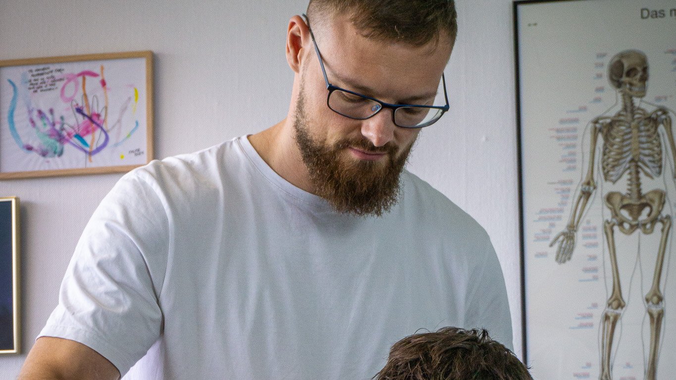 Diskusprolaps: komplet guide til symptomer, behandling og forløb