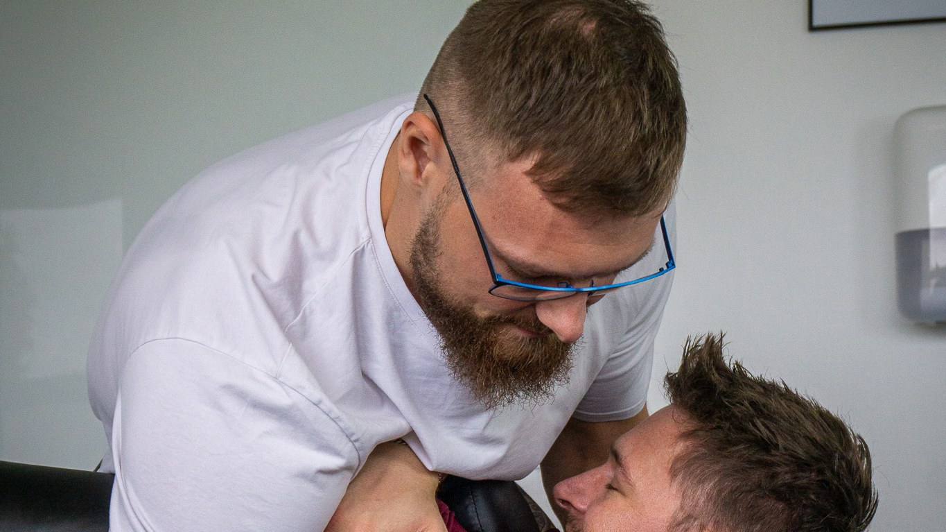 Christian Dyrbye behandler patientens skulder med manuel terapi
