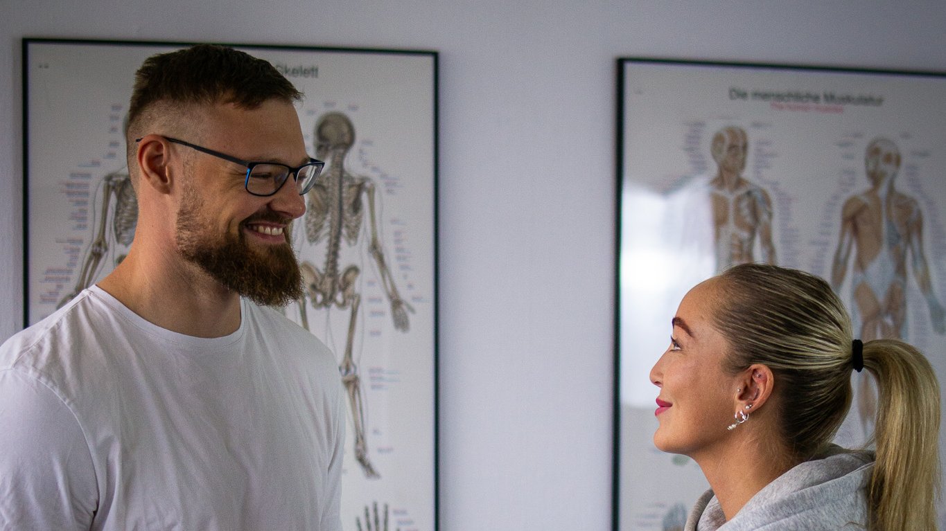 Christian Dyrbye i samtale med en patient i klinikken